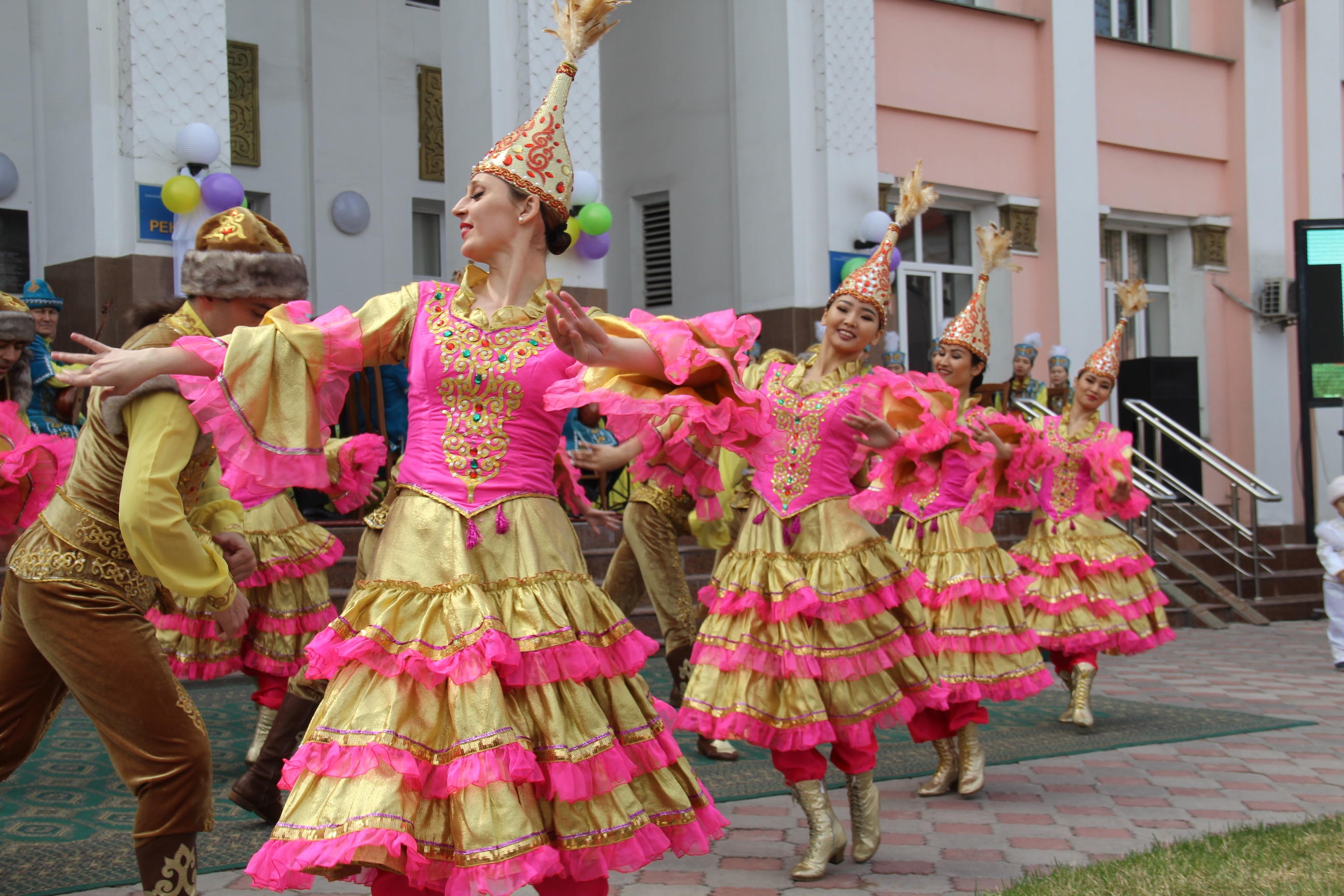 Фото на наурыз. С праздником Наурыз. Празднование Наурыза в Казахстане. Народные танцы Казахстана. Казахские танцы на Наурыз.