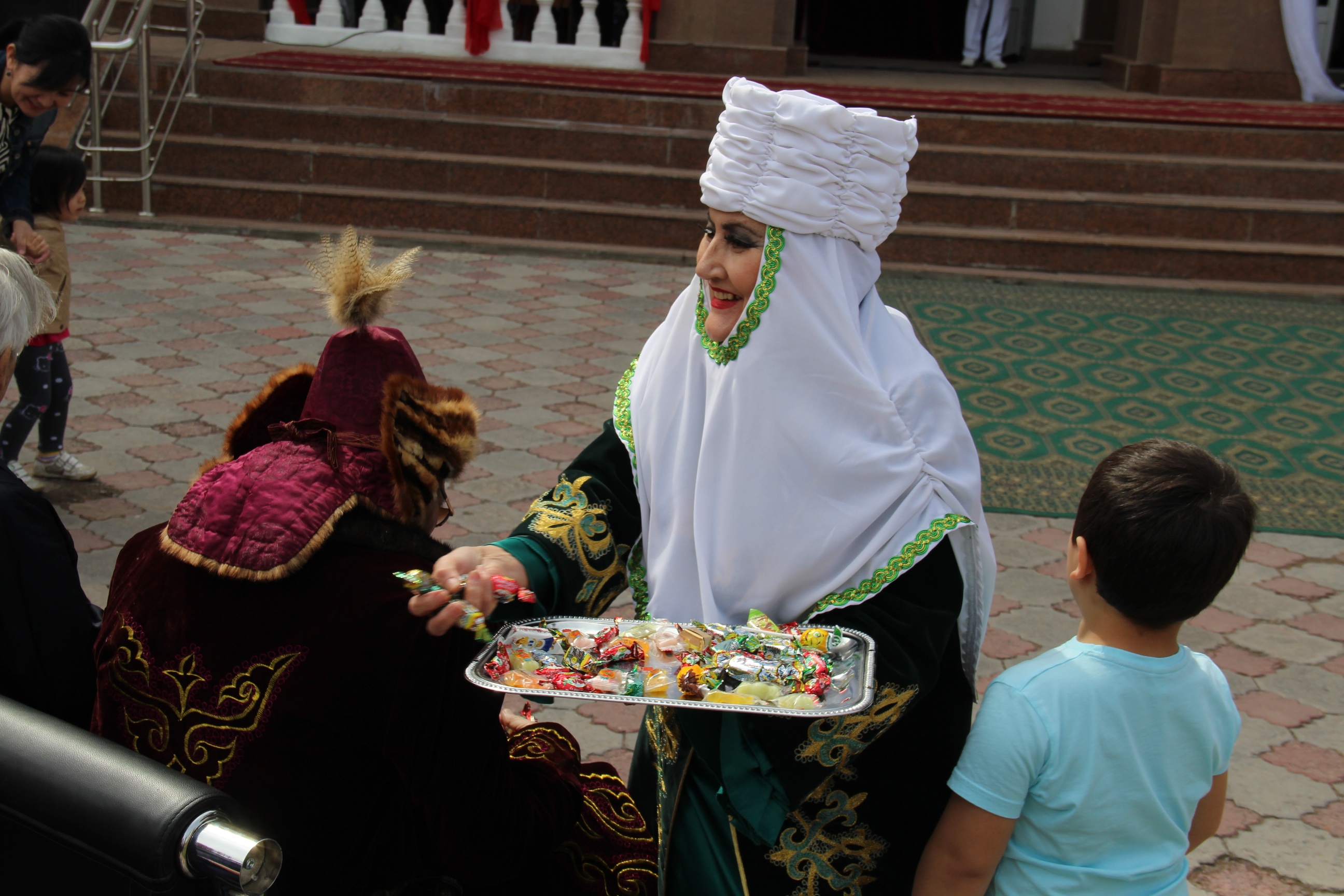 Когда будет наурыз в 2024. Шашу. Казахские традиции. Традиция шашу. Обряд шашу у казахов.