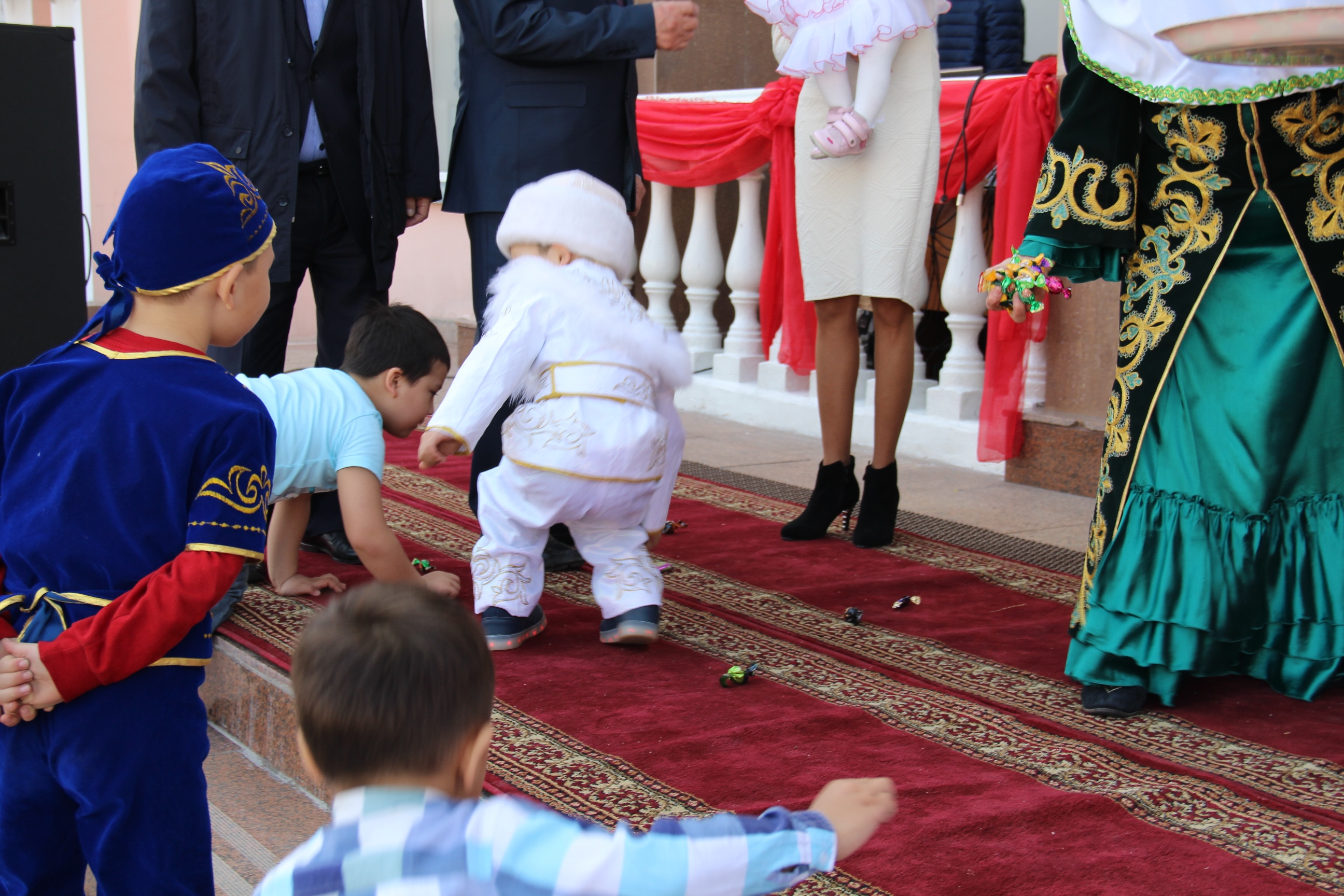 Тұсау кесу дәстүрі. Казахские традиции тусау кесер. Тусау кесу костюмы. Тұсау кесер дорожка. Костюм на девочку на тусау кесу.