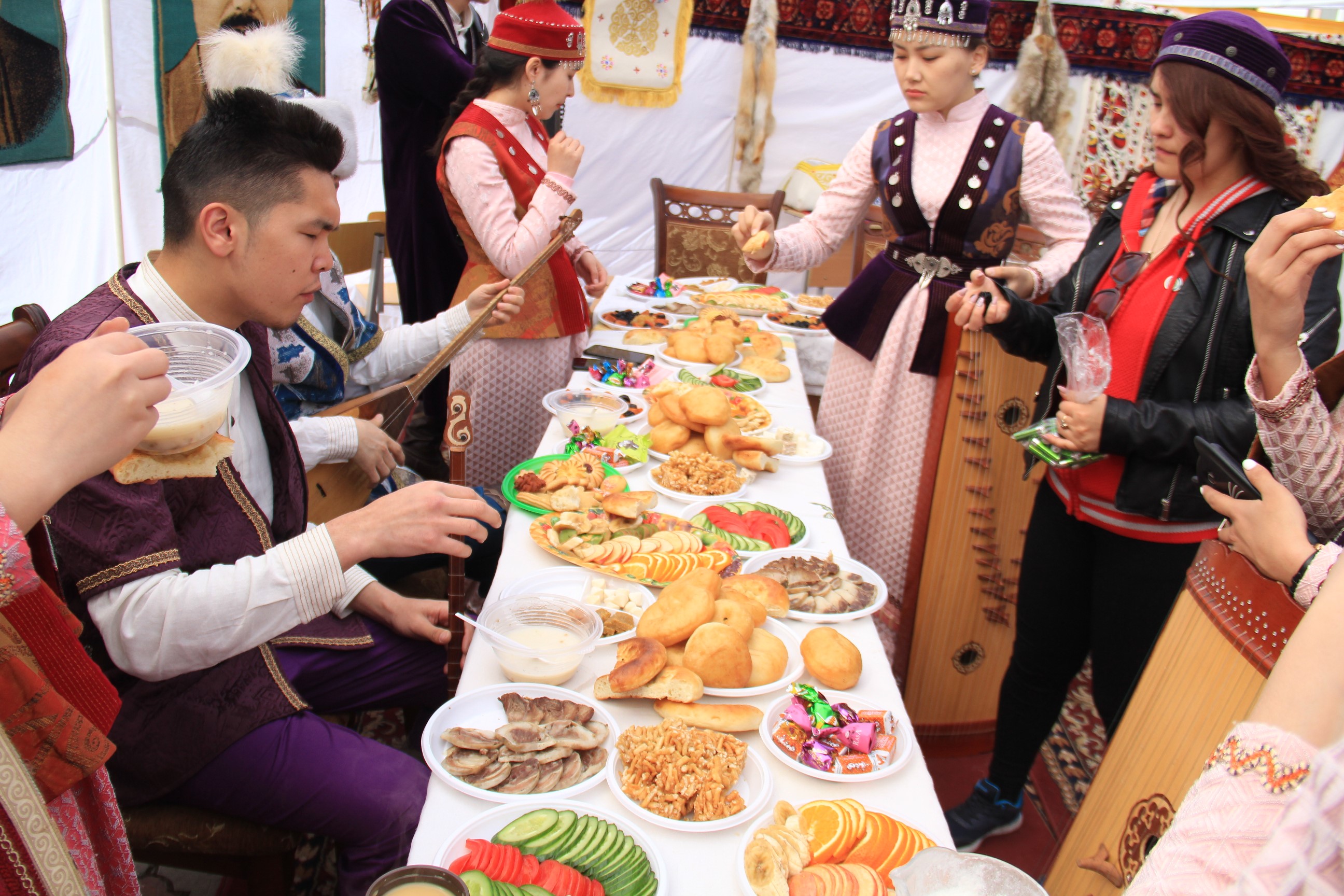 Когда будет наурыз в 2024. Стол на праздника Наурыз. Праздник Наурыз в Казахстане. Традиционные блюда на Наурыз в Казахстане. Мастер класс на праздник Наурыз.