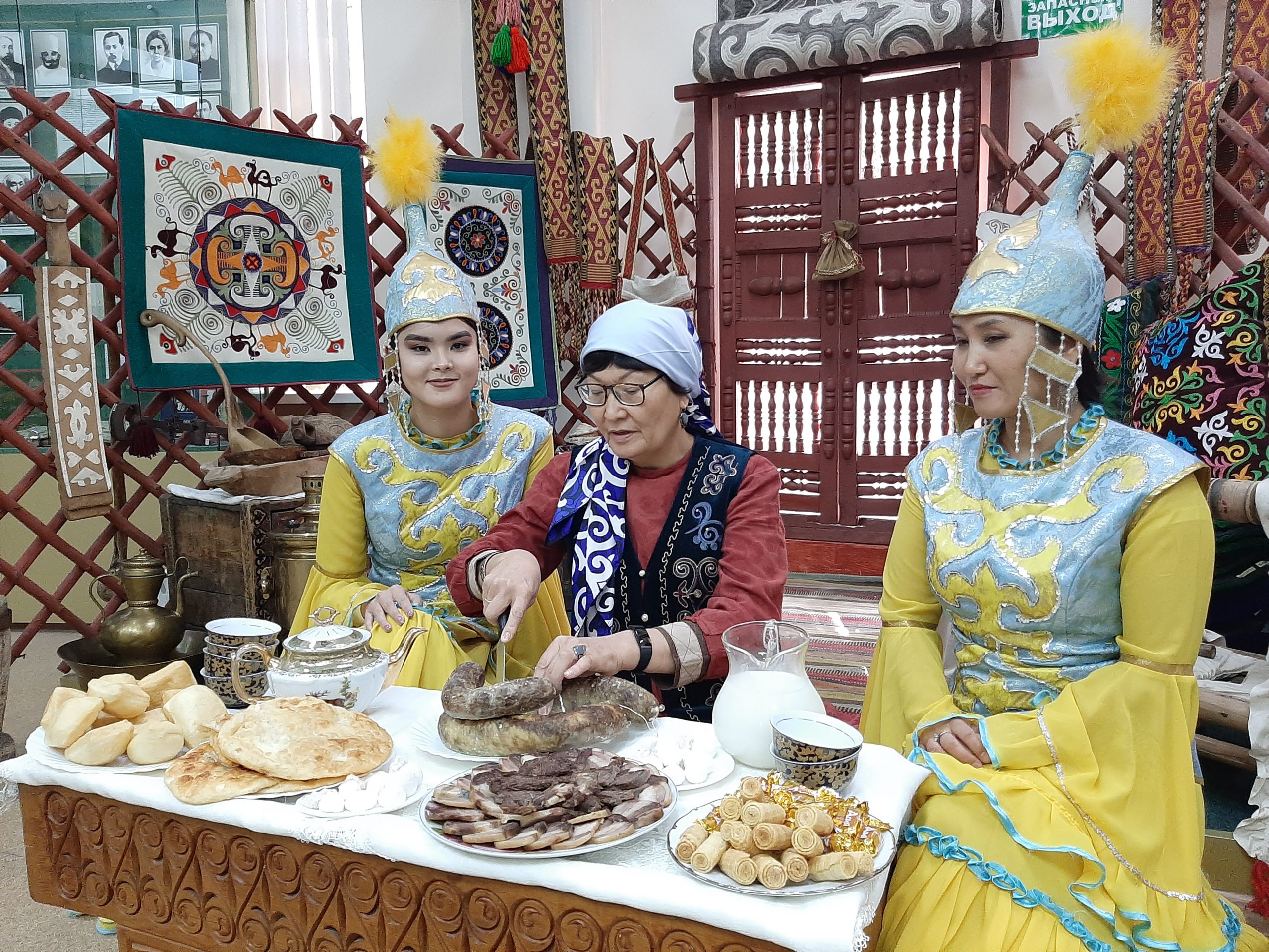 Блюда казахского народа. Казахская кухня. Национальная еда Казахстана. Национальная кухня казахов. Казахские национальные блюда.