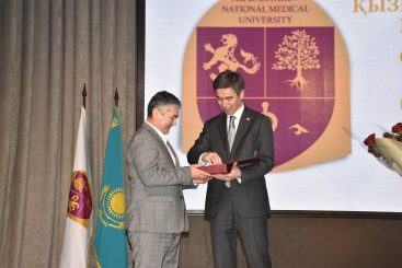 Талгату Нургожину вручили большую медаль С.Д. Асфендиярова