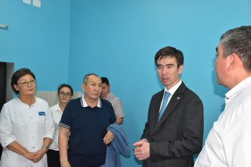 Ректор КазНМУ Марат Шоранов посетил школу стоматологии, кафедру микробиологии и геномную лабораторию