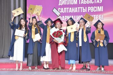 Торжественное вручение дипломов выпускникам Школы фармации состоялось в КазНМУ