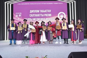 В КазНМУ состоялась церемония вручения дипломов выпускникам Школы общей медицины – 2