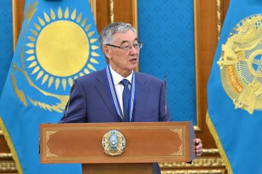 Токаев наградил медработников за вклад в здравоохранение