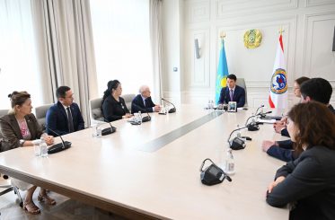 Аким Алматы наградил медработников за вклад в развитие здравоохранения