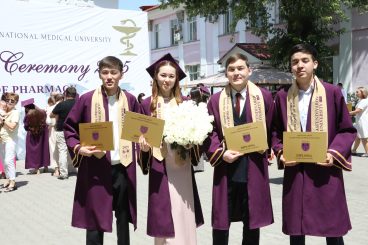 762 выпускника Школы фармации КазНМУ получили дипломы