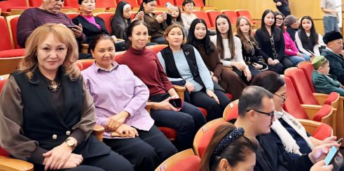 Преподаватели и студенты КазНМУ посетили театр имени Ауэзова