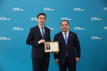 В партии «AMANAT» членам Коалиции вручили благодарственные письма Главы государства