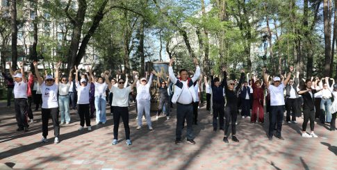 В честь Всемирного дня здоровья КазНМУ провел акцию «Walk the Talk» в парке Карагайлы