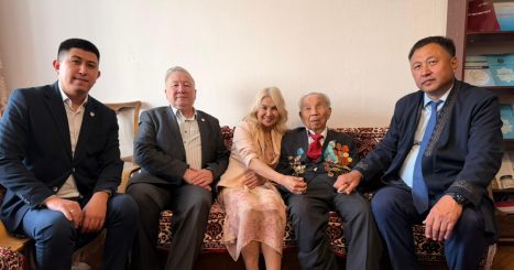 КазНМУ навестил ветерана Великой Отечественной войны Зулхарная Сеитова