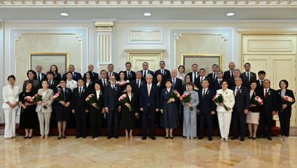 Токаев наградил медиков орденами и медалями