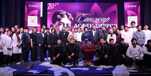 Уроки истории на сценических подмостках: первокурсники КазНМУ познакомились с наследием основателя вуза