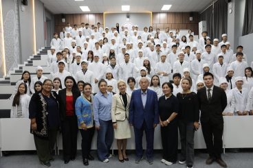 Профессор Асхан Смаилов встретился с первокурсниками КазНМУ: о призвании врача, человечности и преемственности поколений